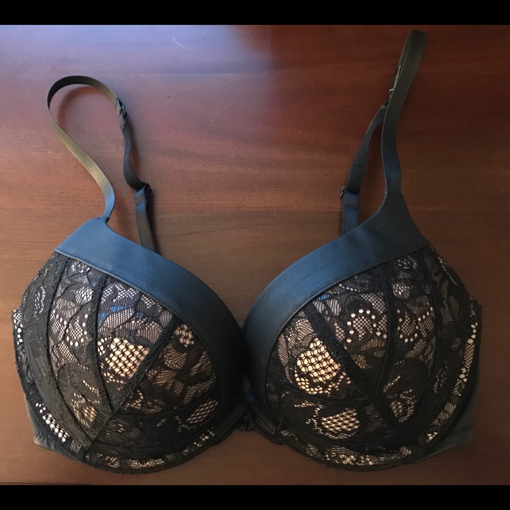 NWT Victoria Secret Lace Bombshell Bra 32d