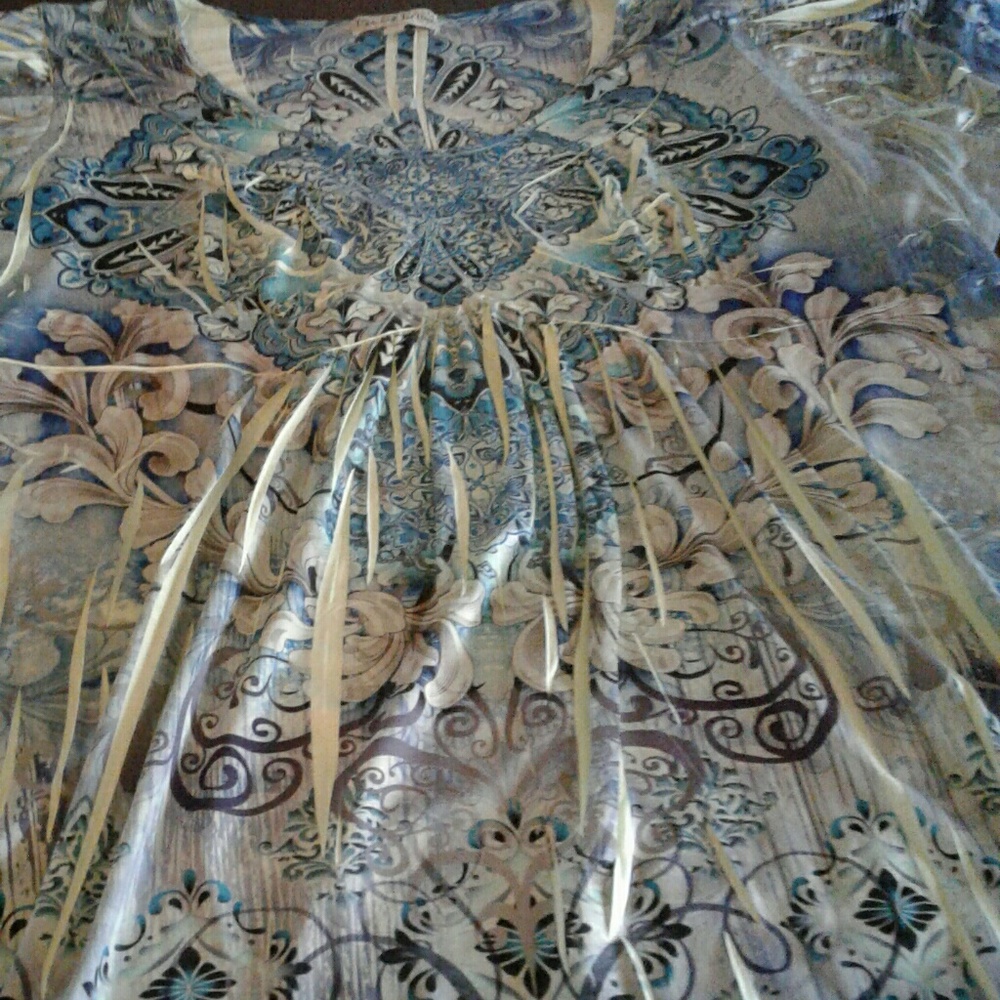 Beautiful flowing top by live and let live