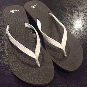Sanuk yoga mat wedge sandals. white/brown. size 8.