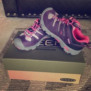 New-in box Girls Keen Koven low Size 11