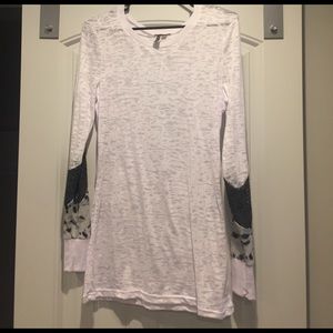 BKE brand white burnout with sleeve detail. Size L
