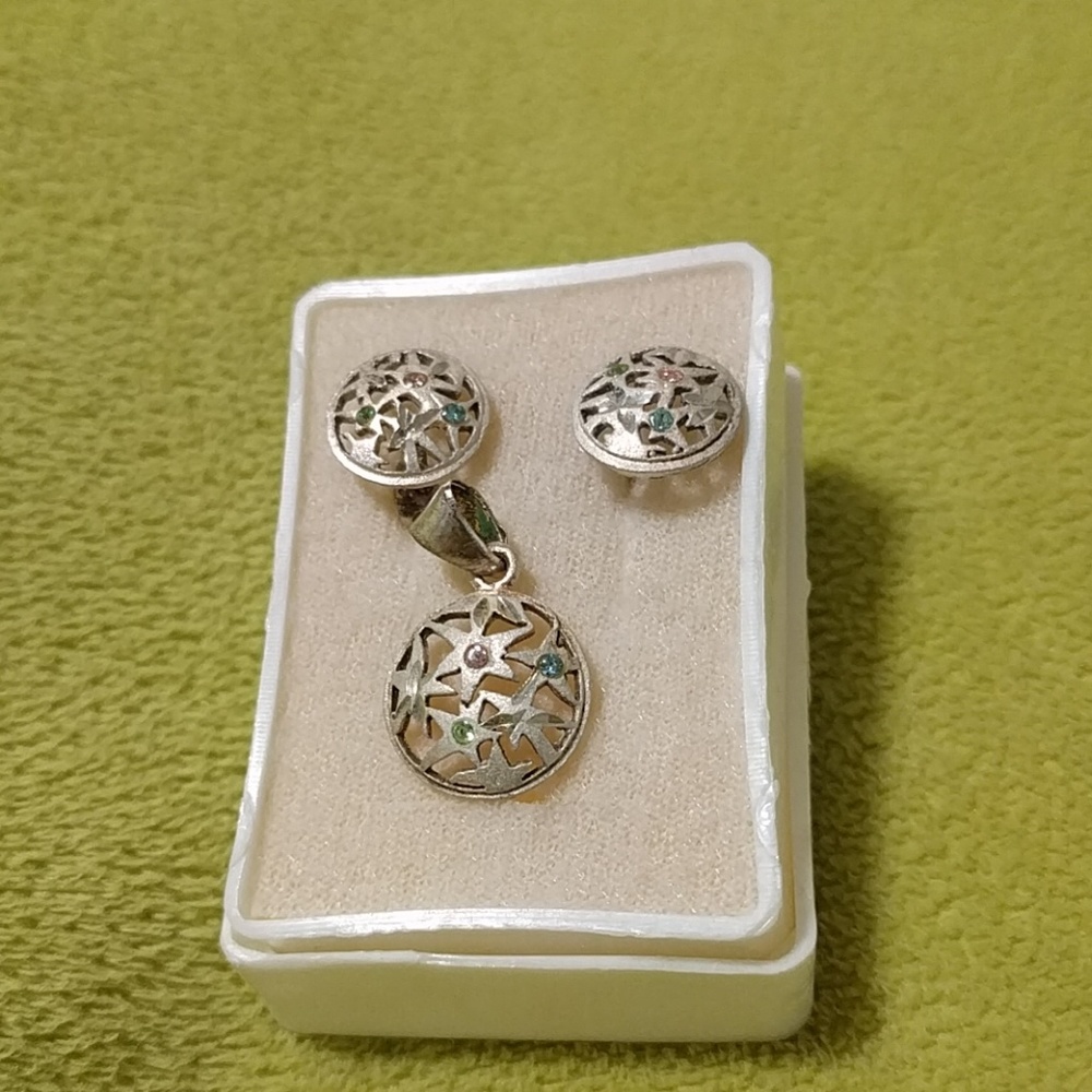 Earnings and necklace set