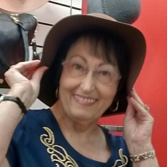 Messaging is FULLSee, Kathy - Messages- in Closet - Picture 2 of 6