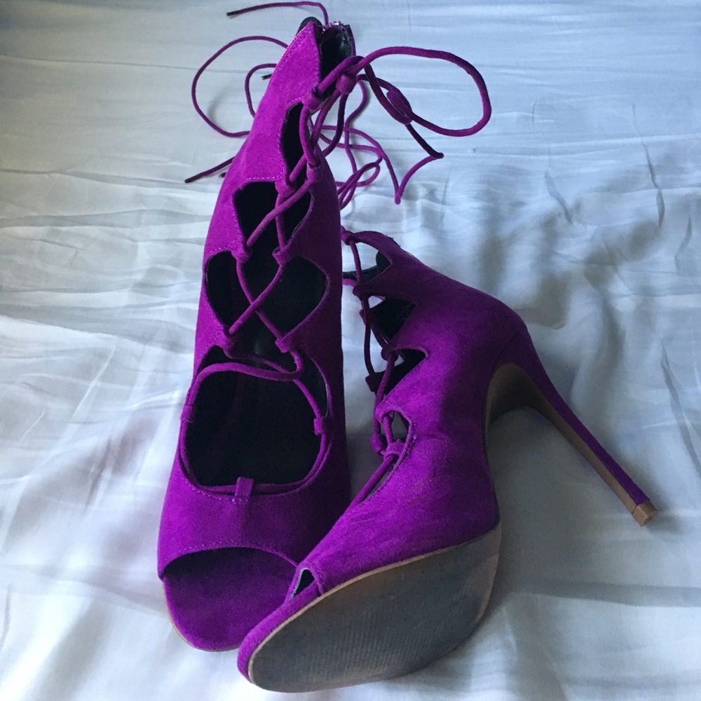 Worn twice, one scuff mark - Picture 3 of 5