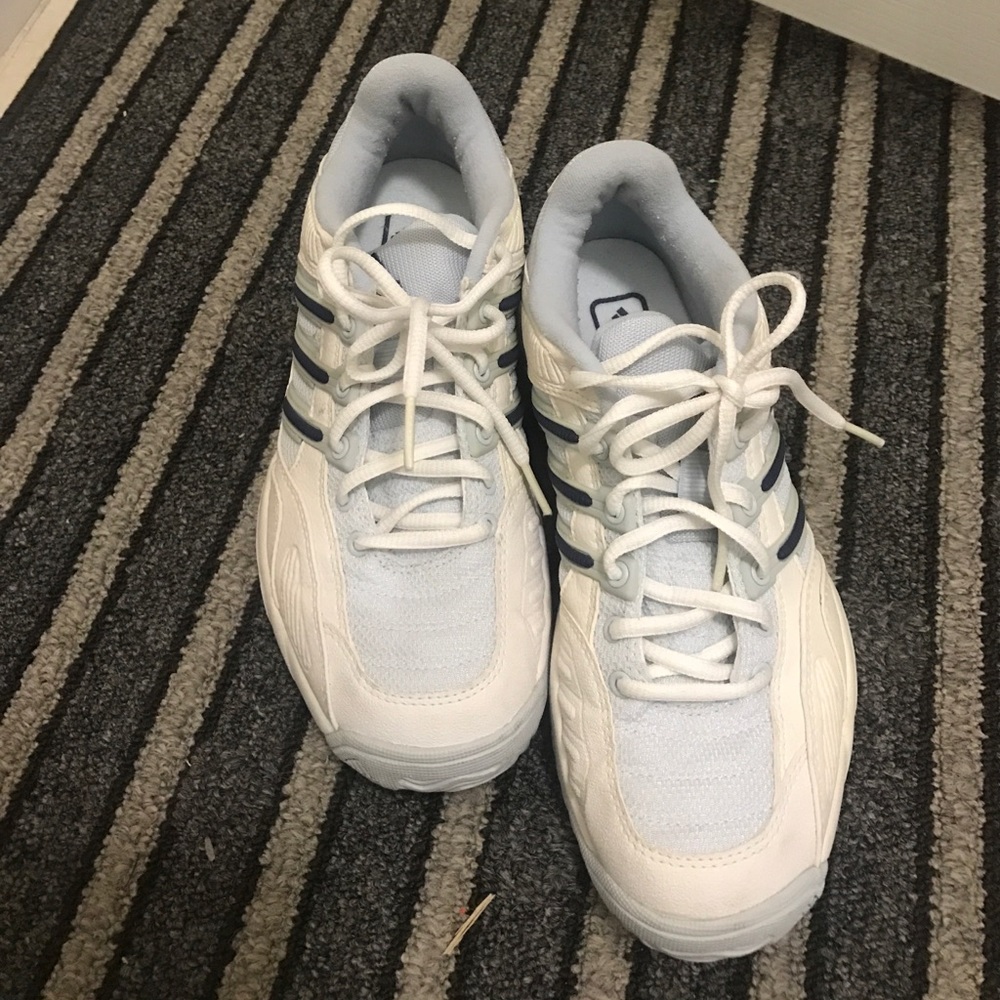 Adidas classic tennis shoes
