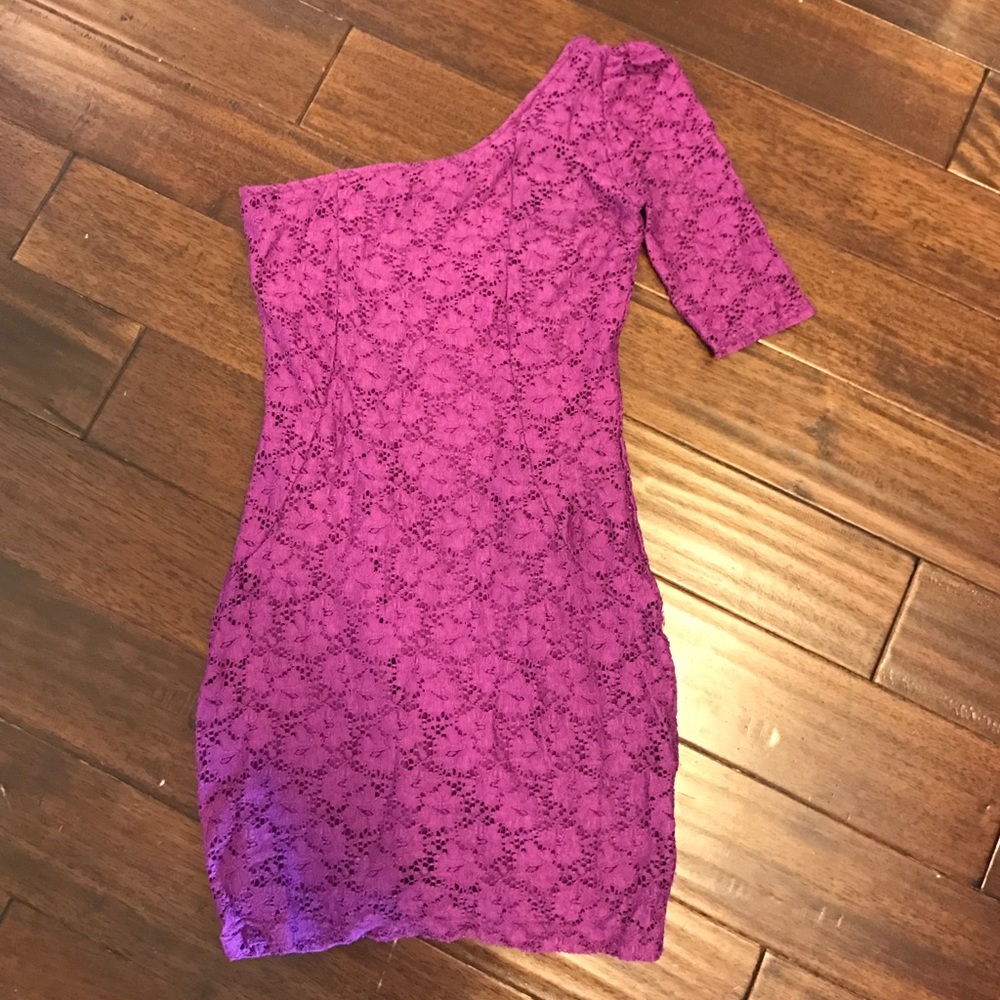 Purple body con lace one sleeve dress