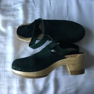 Sven Clogs suede forest green. Lightly used.