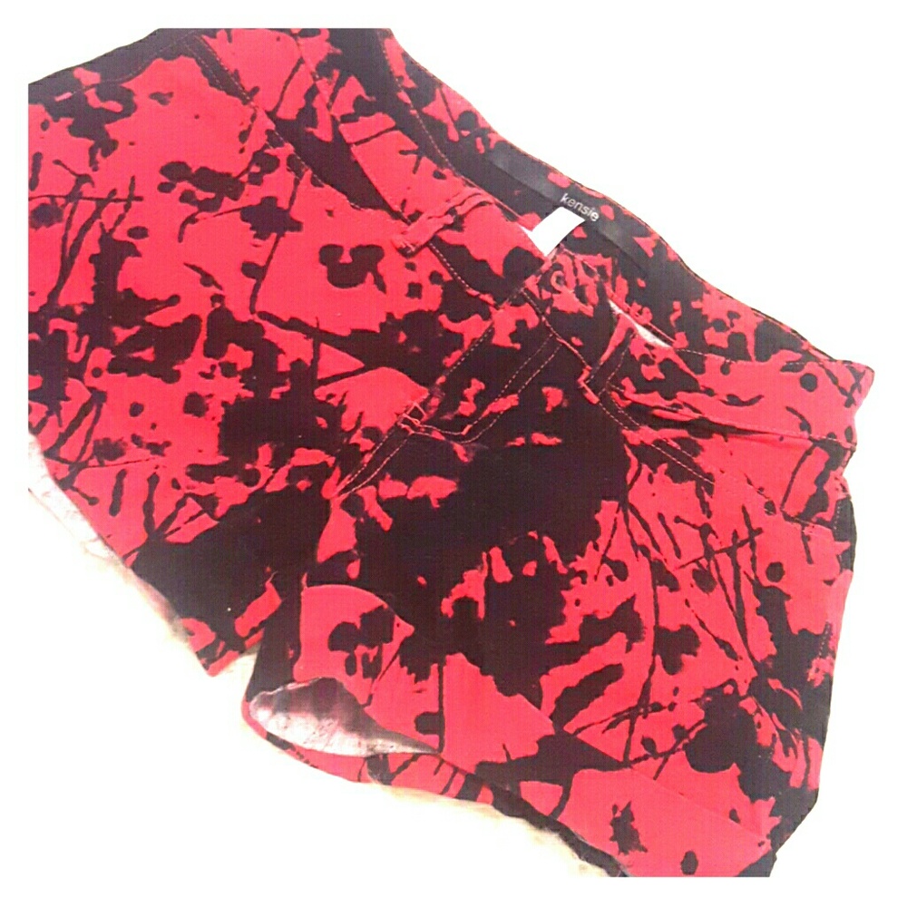 Amazing black and red splatter print Kensie shorts