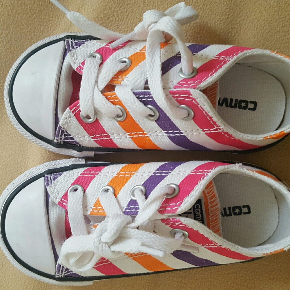 Girls Converse like new