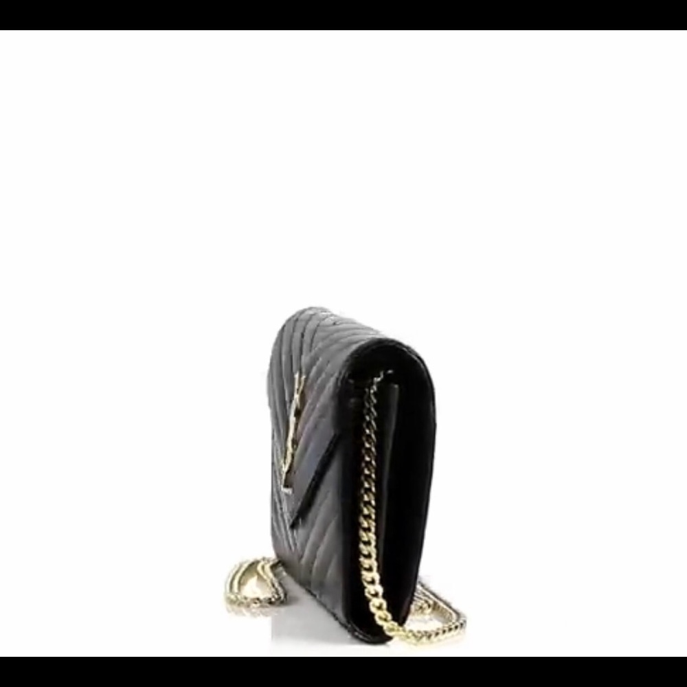 Medium Wallet on a chain black