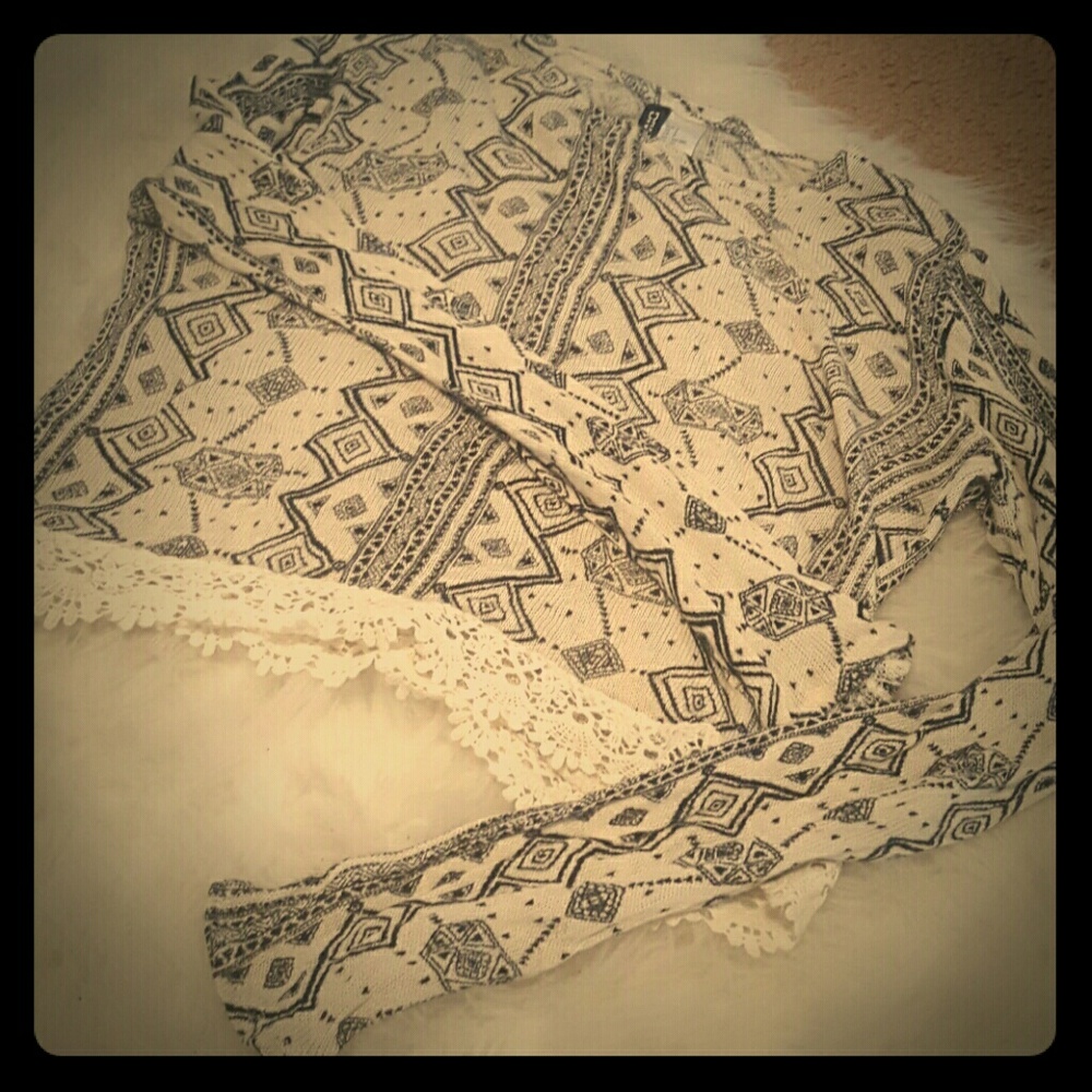 Adorable H&M crochet bottom crop top