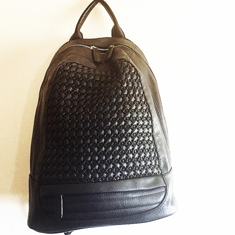 ❤️Black quilted backpack 🎒 gold details