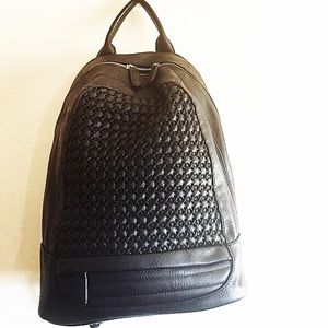 ❤️Black quilted backpack 🎒 gold details