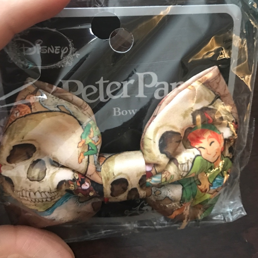 Peter Pan Bow with skull