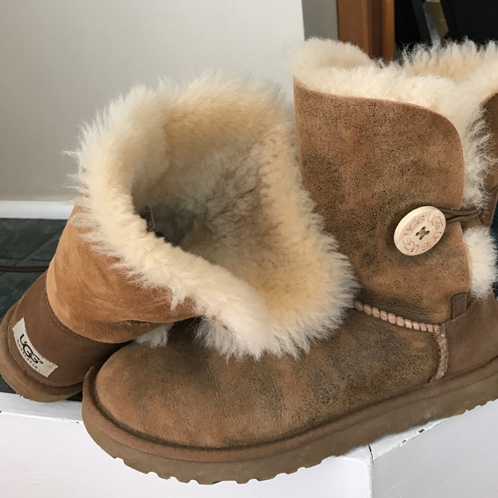 Authentic UGG boots. Bailey button.