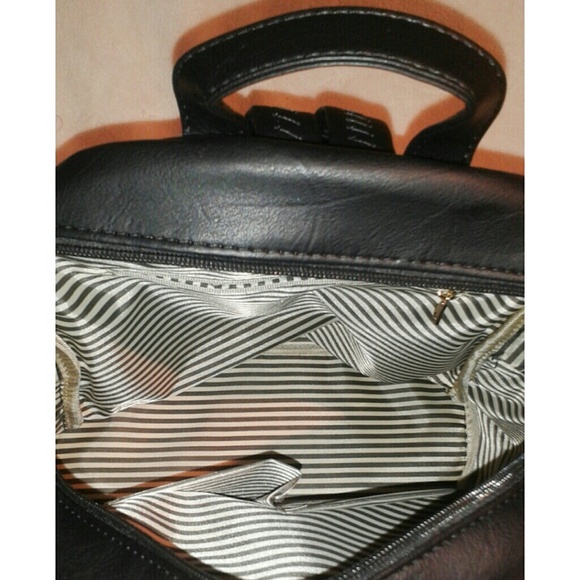 🎉Sale🎉 Vegan Leather Backpack/ Handbag - Picture 3 of 5