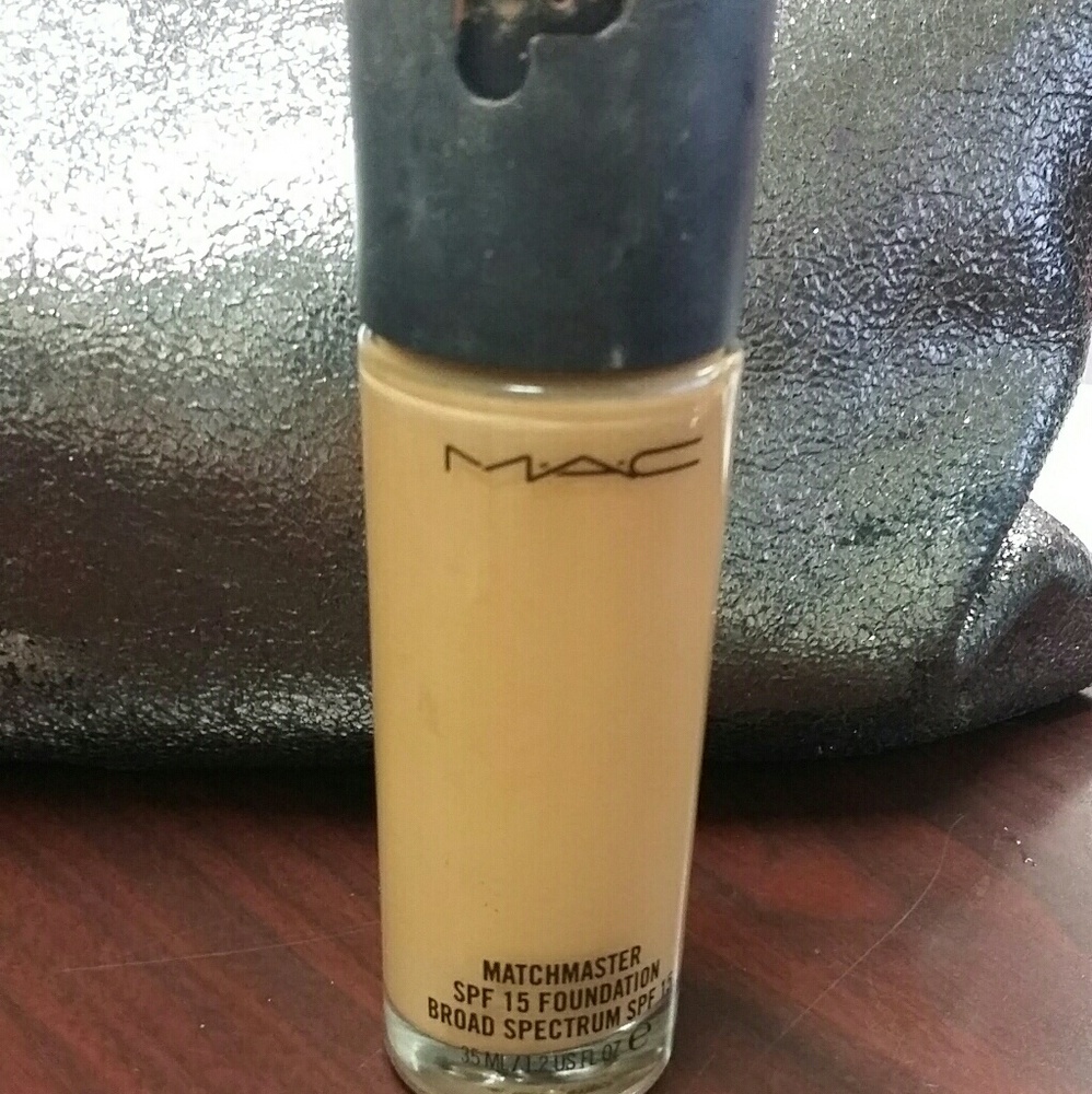 MAC MatchMaster SPF 15 Foundation in "2".