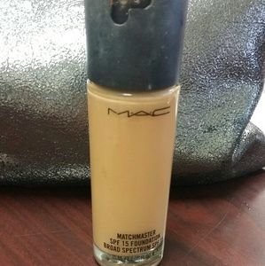 MAC MatchMaster SPF 15 Foundation in "2".