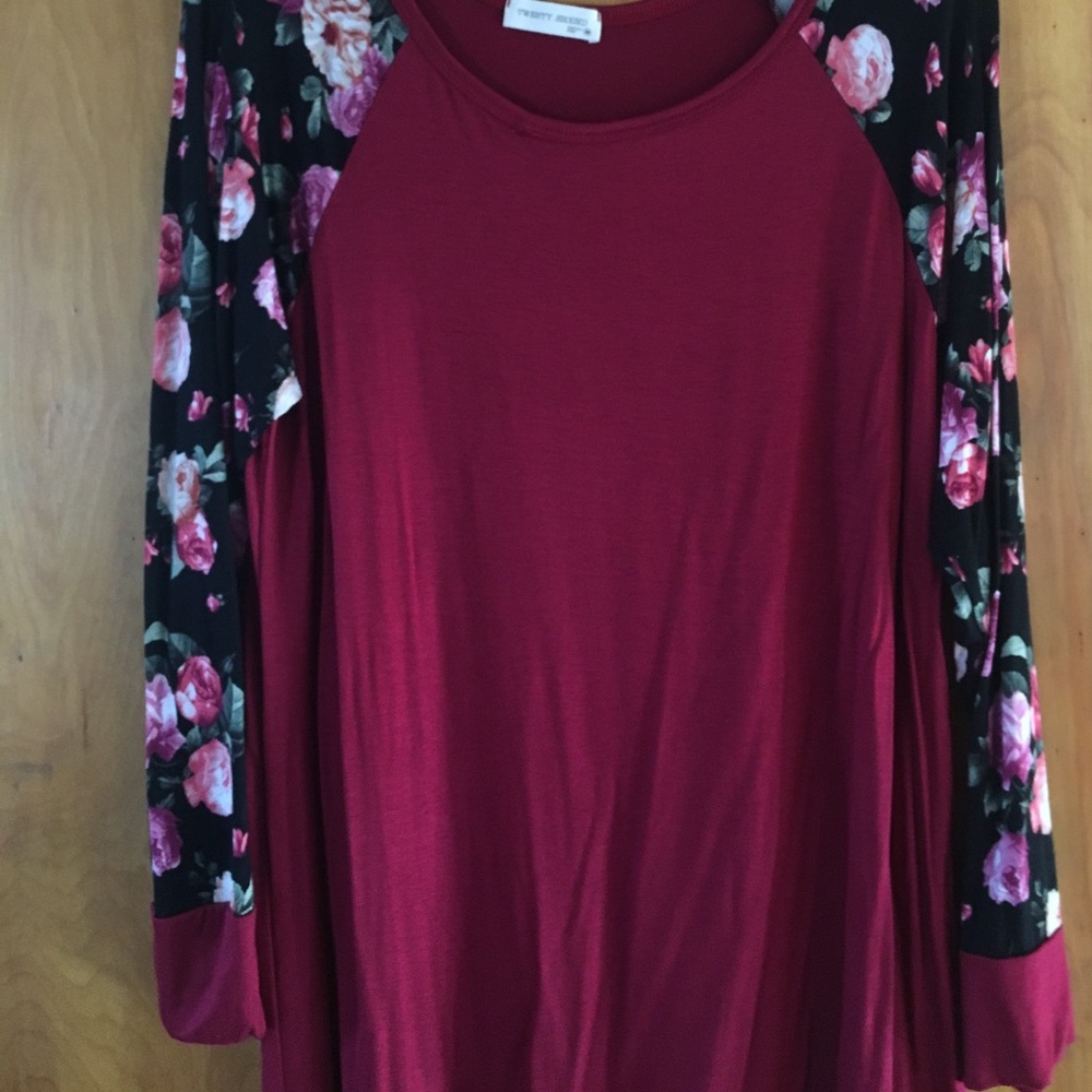 Burgundy stretchy shirt with rose sleeves