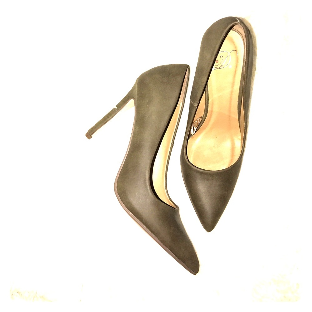 Beautiful, never before worn point-toe pumps