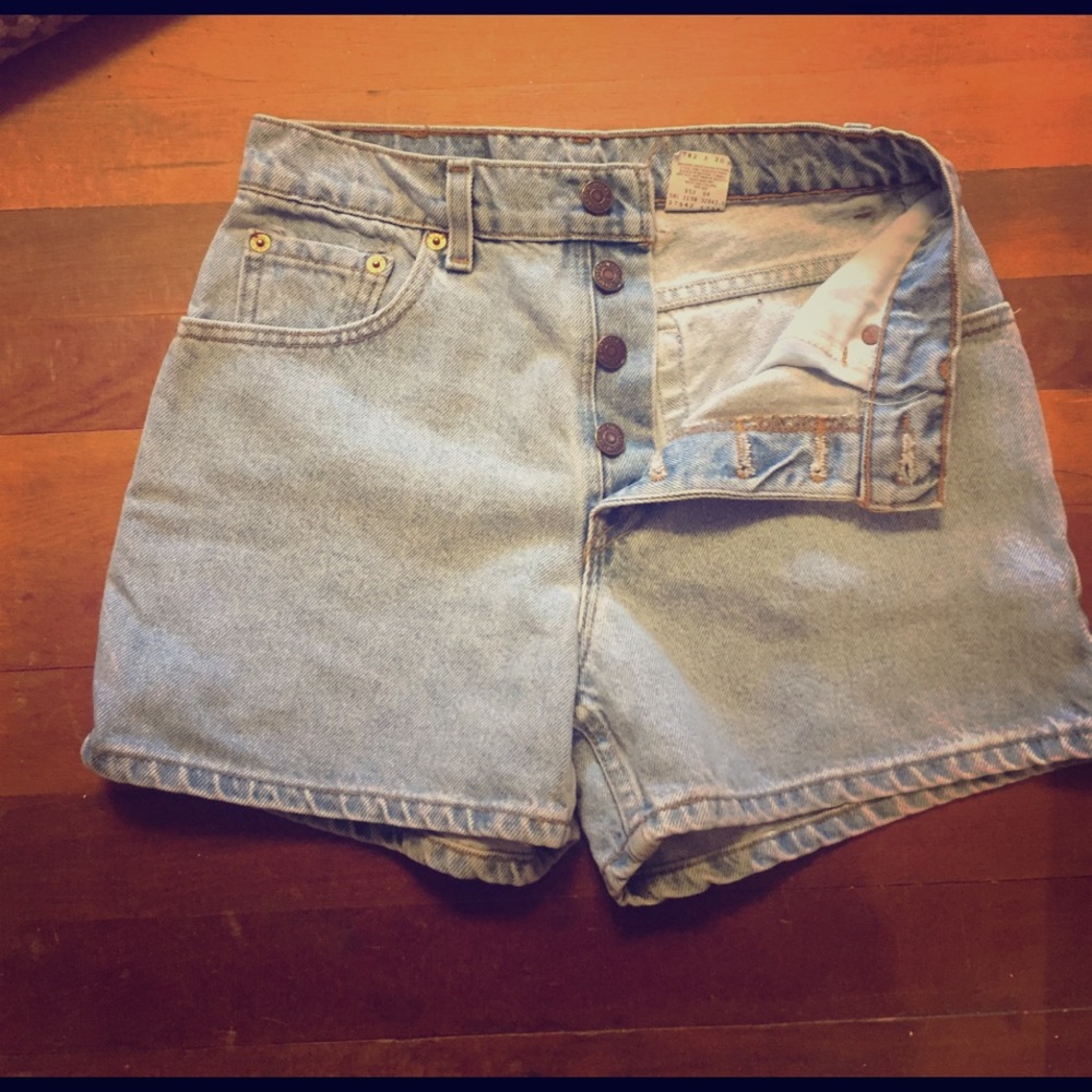 Vintage Levi high waisted jean shorts. Size 5.