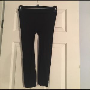 Juniors Size Medium Solid Black Capri Leggings