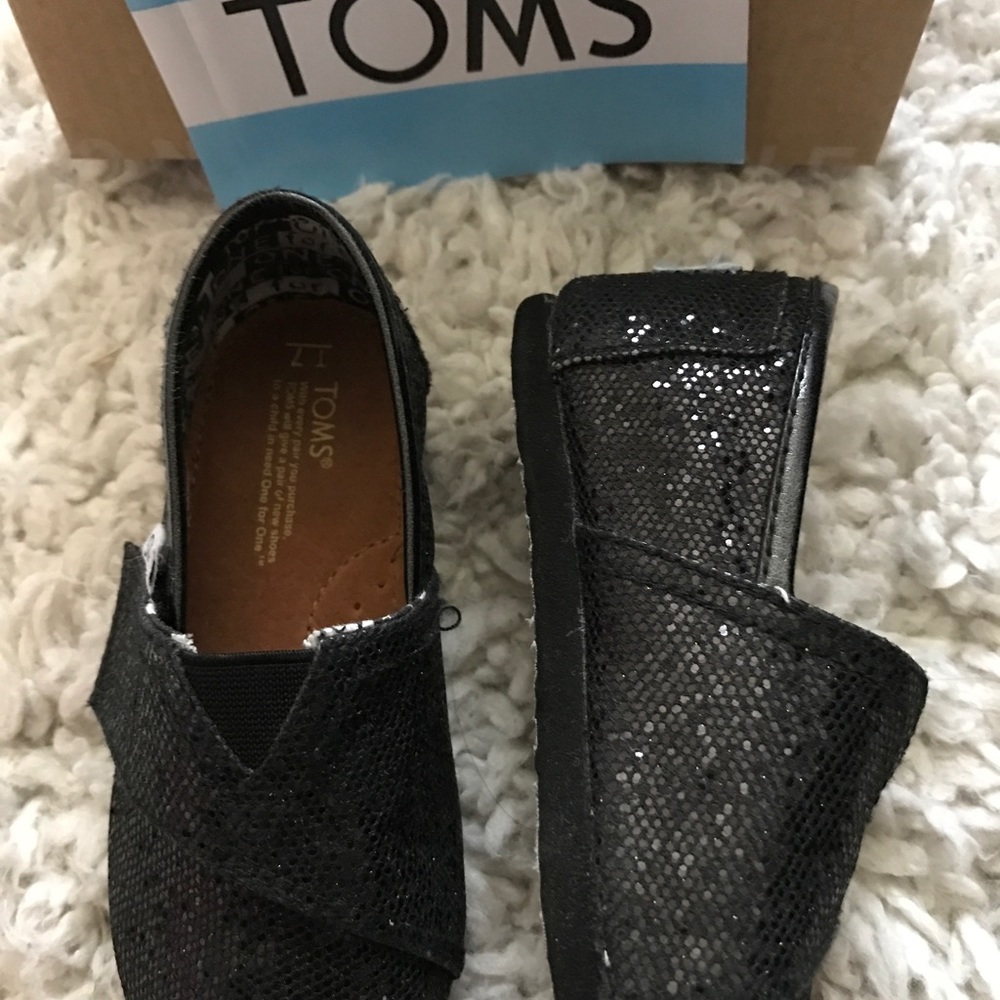 🚫SOLD on ♍️erc Toddler black glitter TOMS size T7