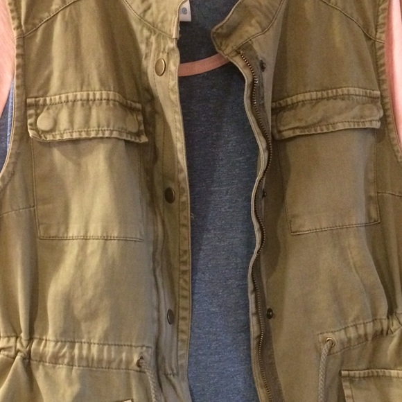 Army green cargo vest - Picture 3 of 3