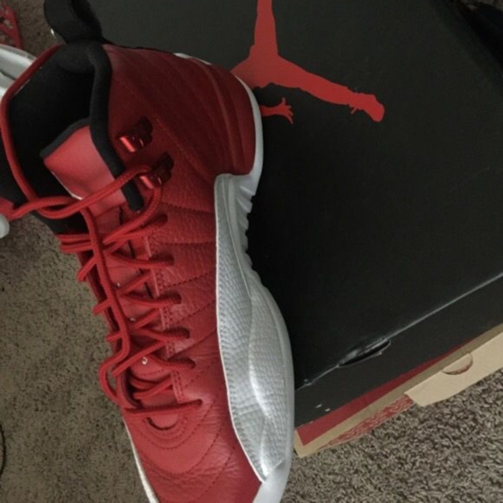 Air Jordan 12 Cherry