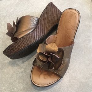 Born gold flower wedges