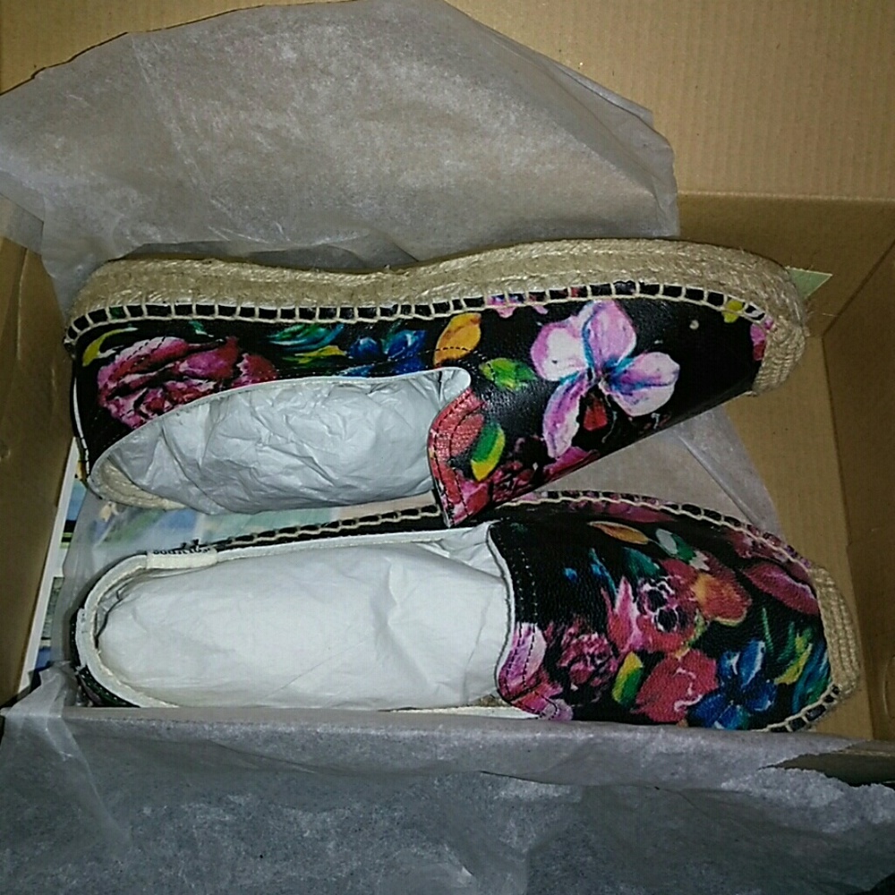 Soludos black floral shoes