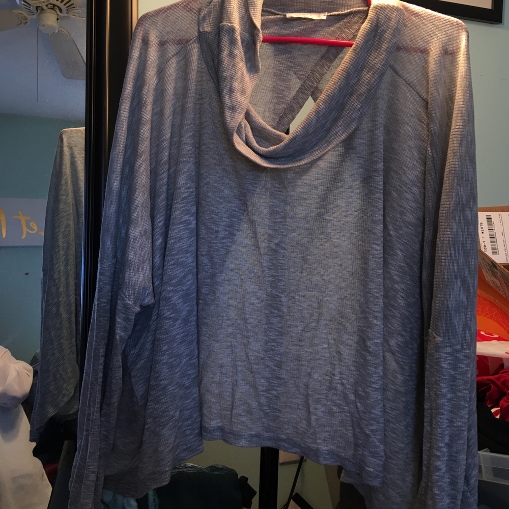 Open back loungey shirt! Great condition