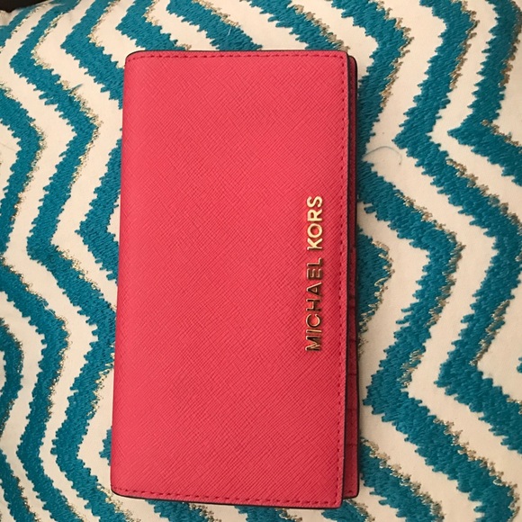 Michael Kors Handbags - Michael Kors Jet Set Travel Wallet