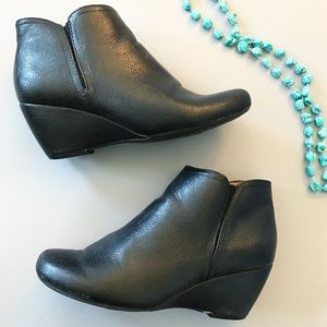 Natural Sole Black Booties