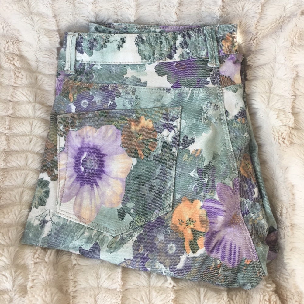 Floral Print Jeans 🌸