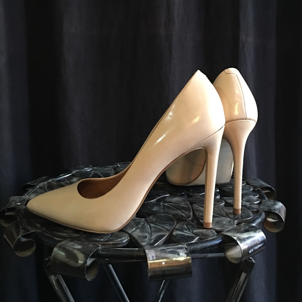 Steve Madden classic beige heels