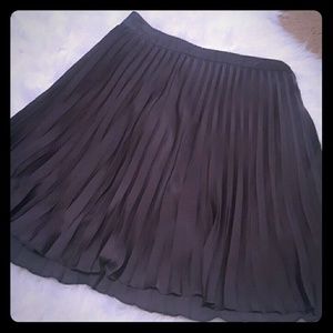 Adorable Kensie grey silky pleated skirt