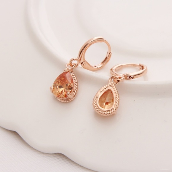 🌷SALE🌷18k GP Morganite Vintage Teardrop Earrings - Picture 5 of 5