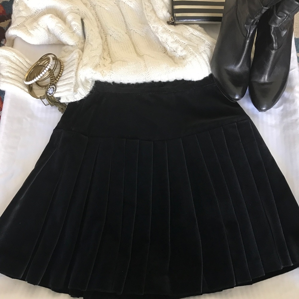 😻GUESS by Georges Marciano. Velvet pleated skirt.
