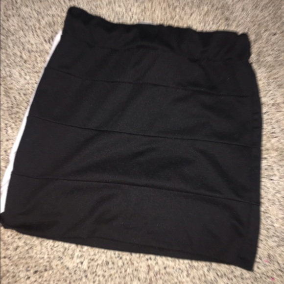 Black and white body con fit skirts - Picture 4 of 5