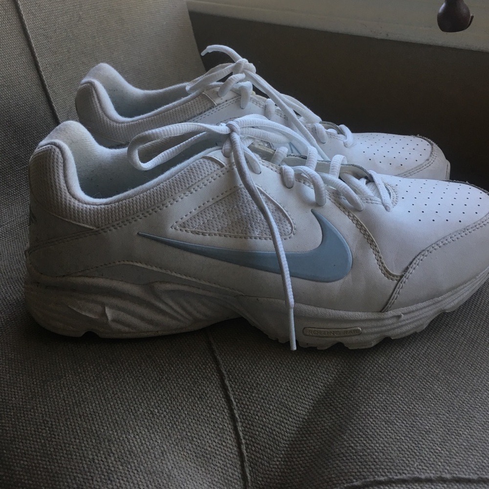 NIKE VIEW III TENNIS SHOES.