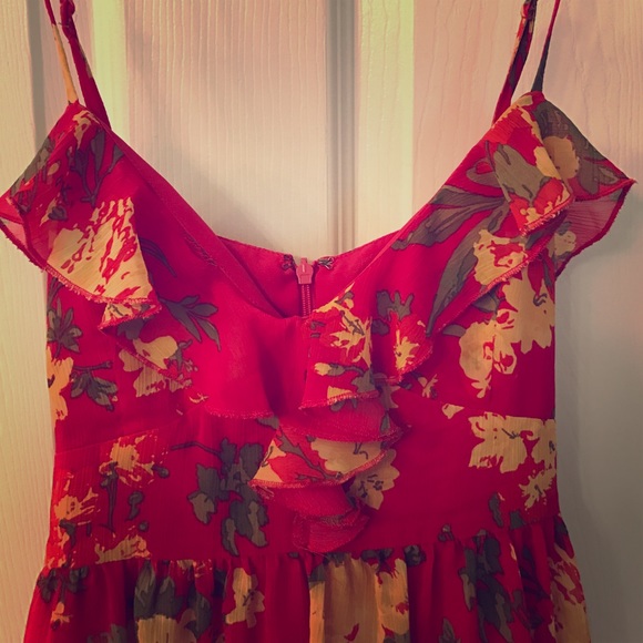 Lose tank w/ ruffled chest - Picture 3 of 3