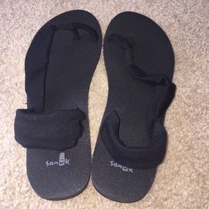 Sanuk yoga sandals Size 7!