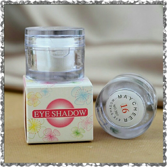 Shimmery eyeshadow/ highlighter. - Picture 2 of 3