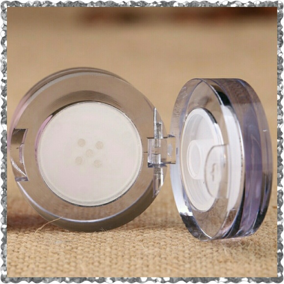 Shimmery eyeshadow/ highlighter. - Picture 3 of 3