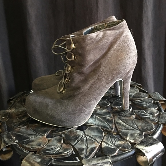 Heels - Picture 3 of 4