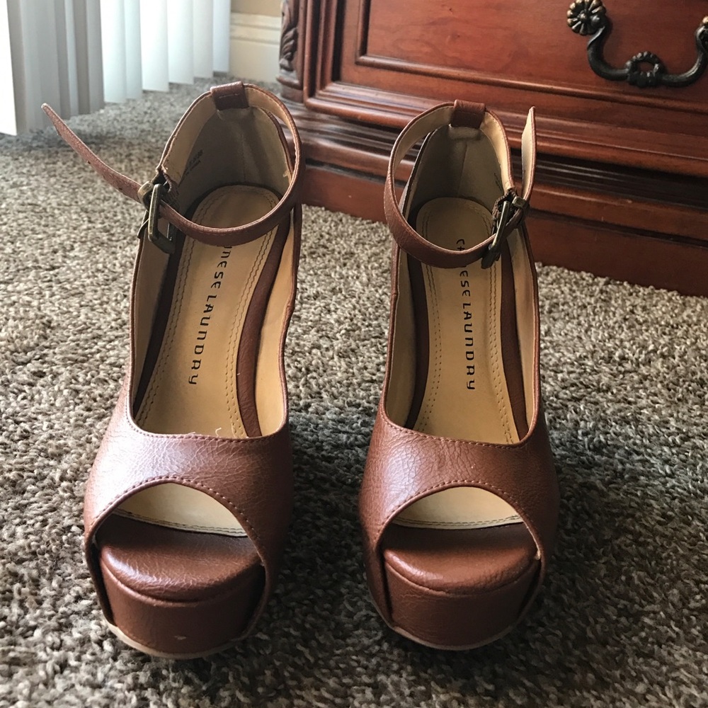 Chinese laundry tan wedges preloved