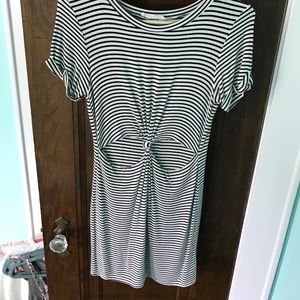 ‼️SUBMIT AN OFFER‼️ Cute dress with cutouts