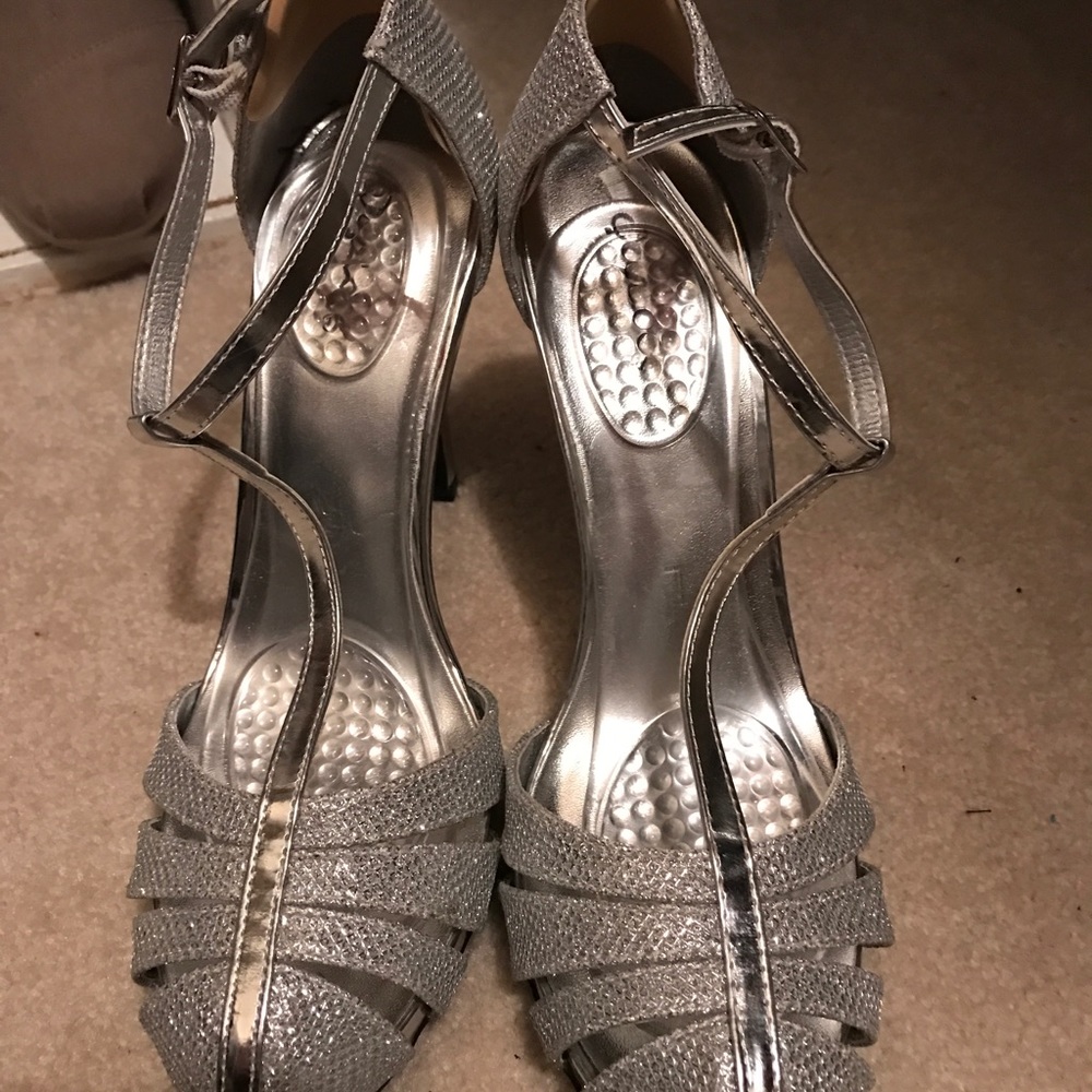 Silver pumps