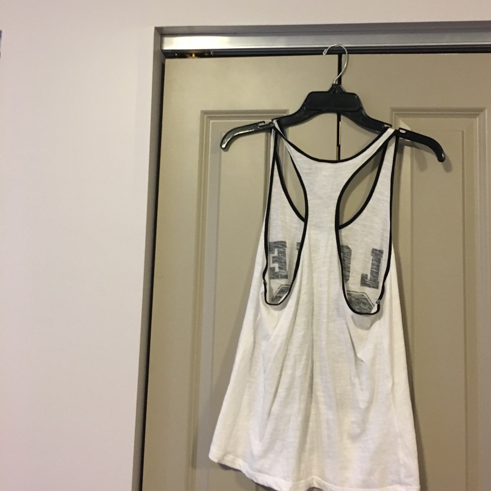 Light summer tank! Super convenient for beach days - Picture 2 of 2